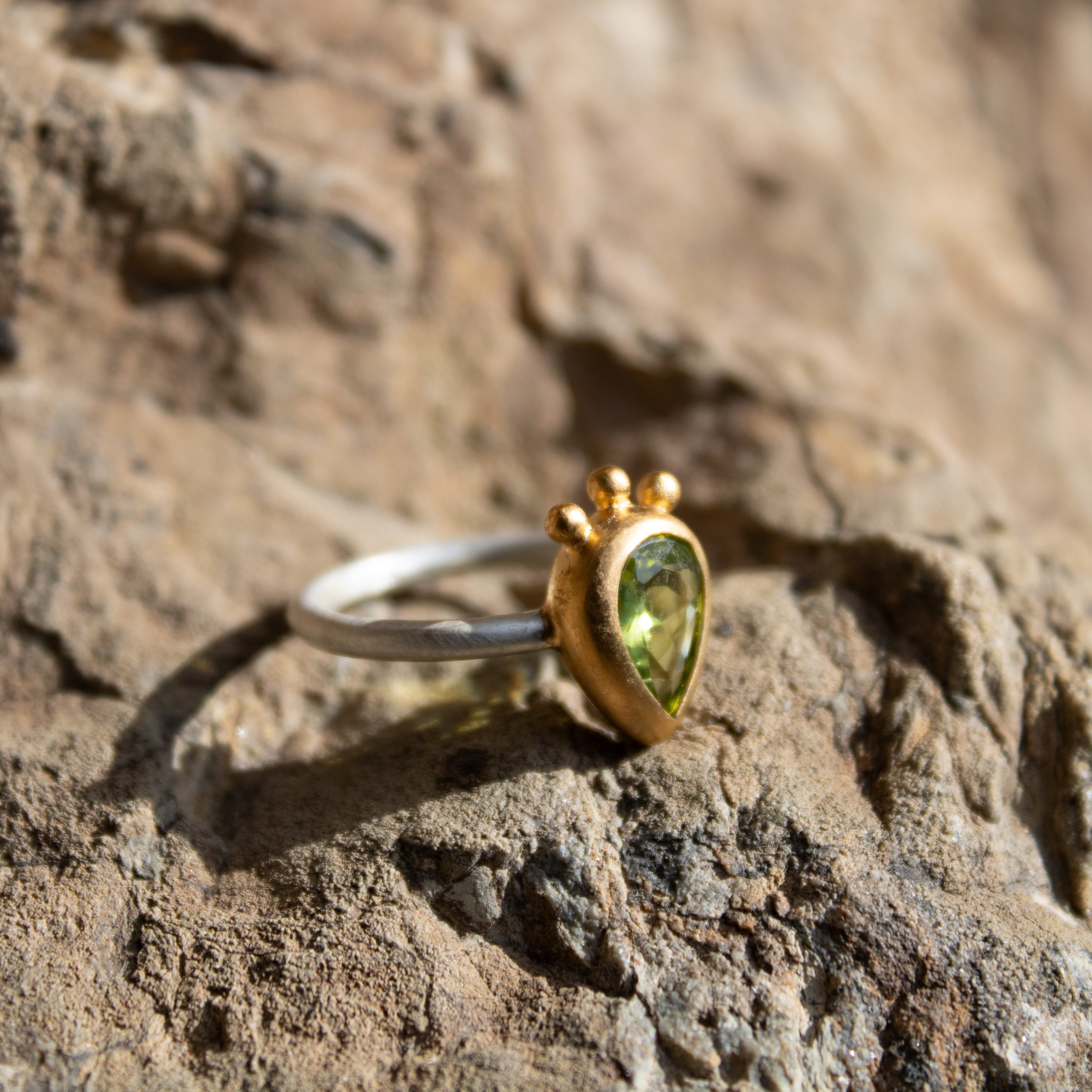 Peridot Ring Tropfenschliff facettiert Sterling Silber & Gold Vermeil MonikaHerré