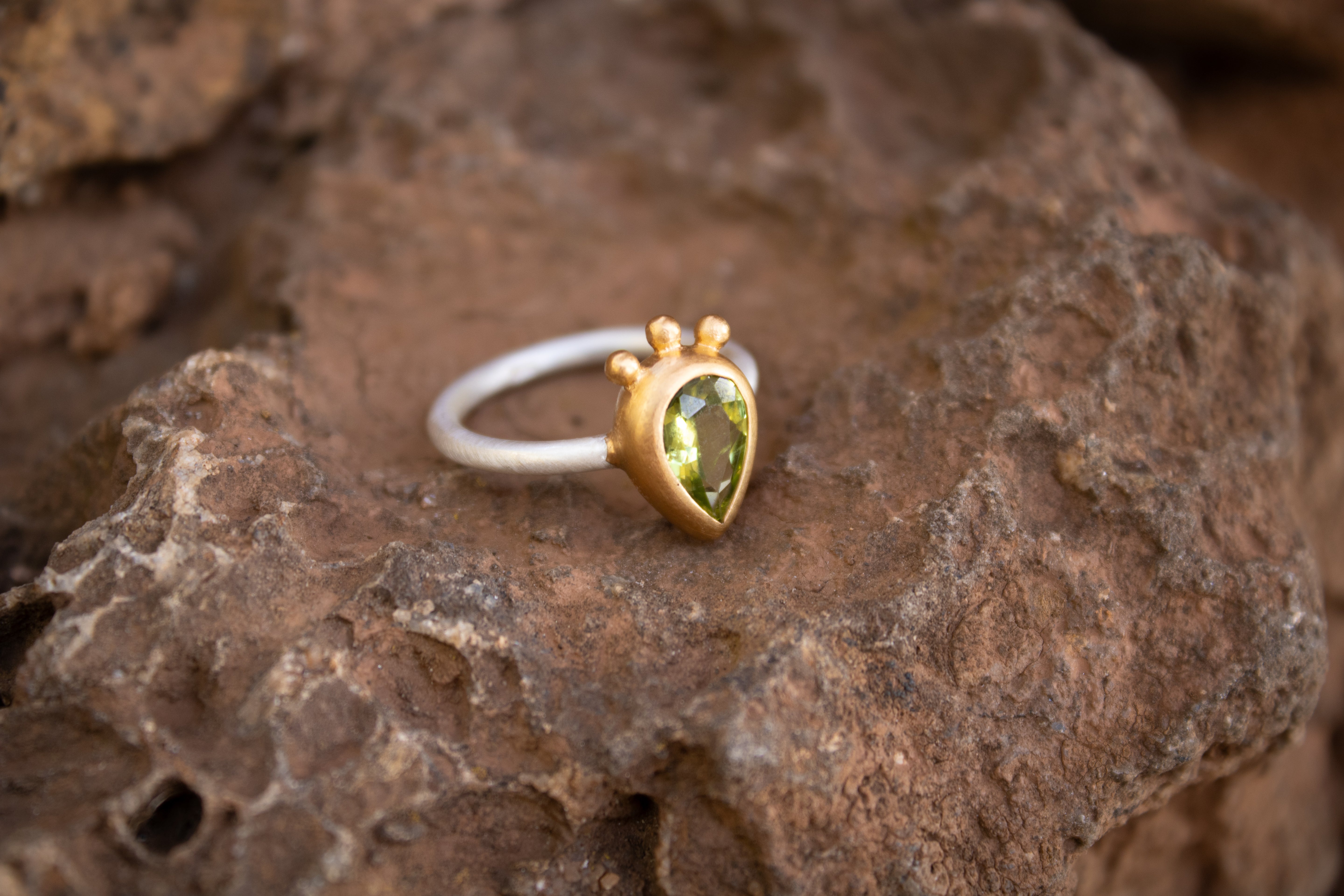 Peridot Ring Tropfenschliff facettiert Sterling Silber & Gold Vermeil MonikaHerré