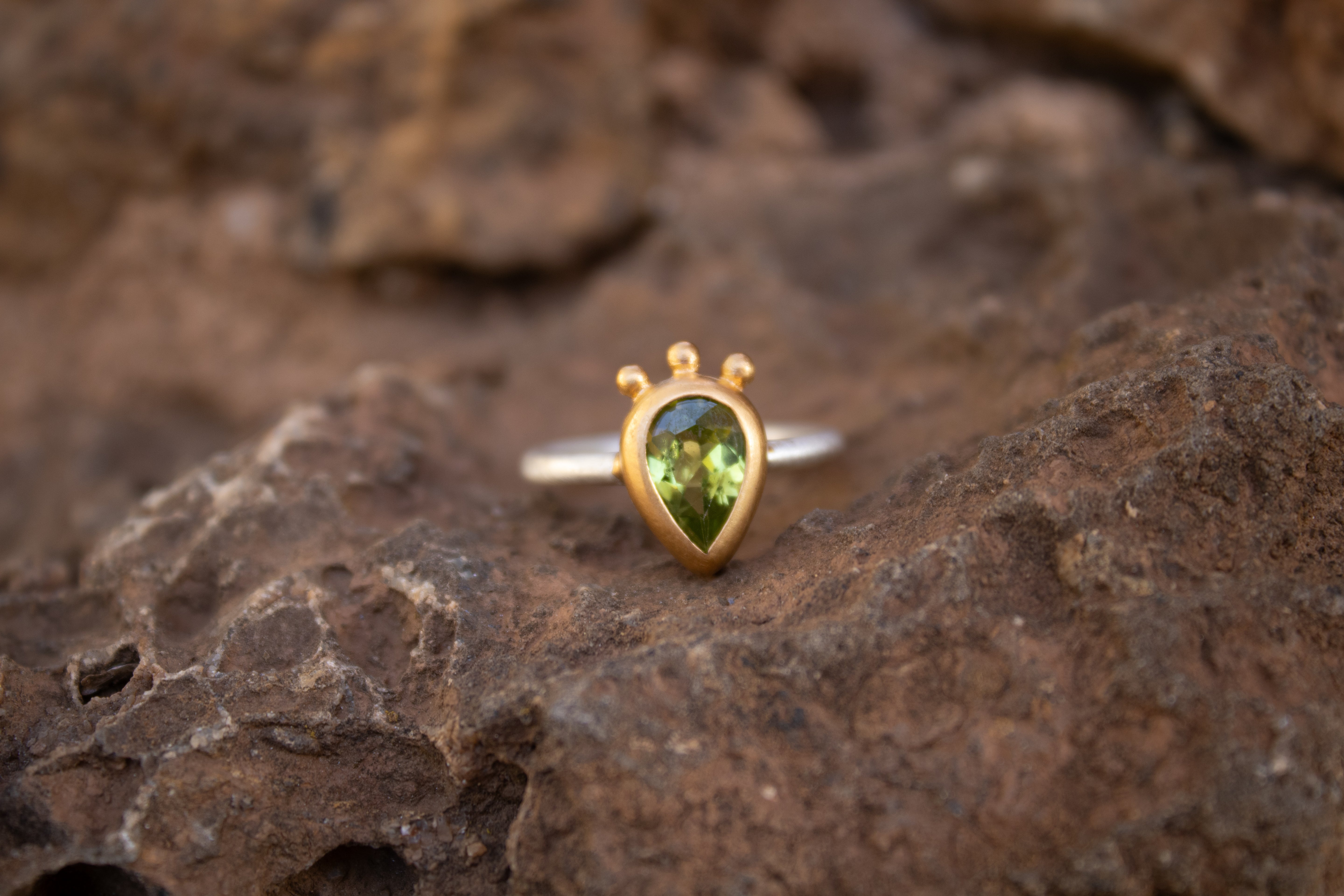 Peridot Ring Tropfenschliff facettiert Sterling Silber & Gold Vermeil MonikaHerré