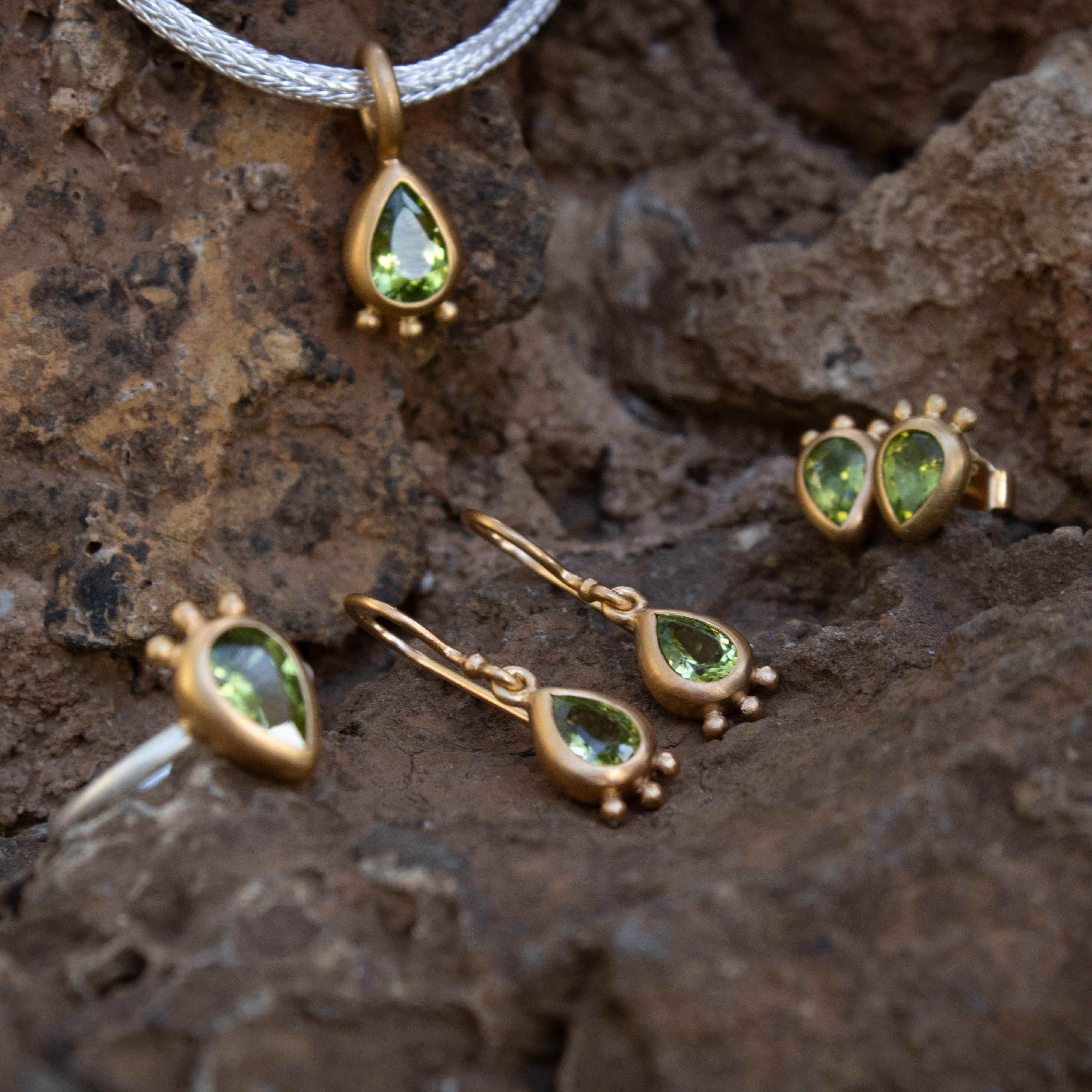 Peridot Anhänger Tropfenschliff facettiert Sterling Silber & Gold Vermeil MonikaHerré