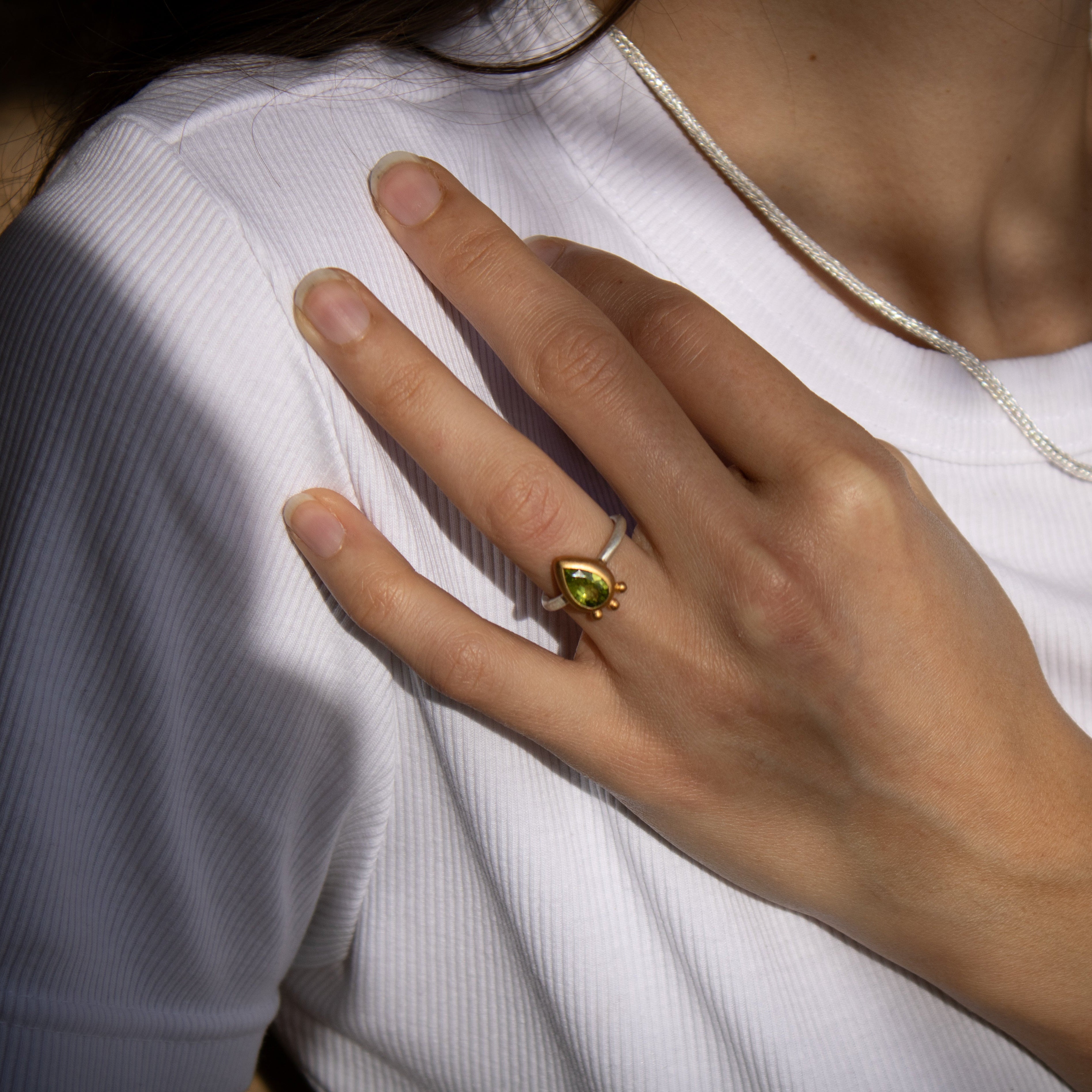 Peridot Ring Tropfenschliff facettiert Sterling Silber & Gold Vermeil MonikaHerré