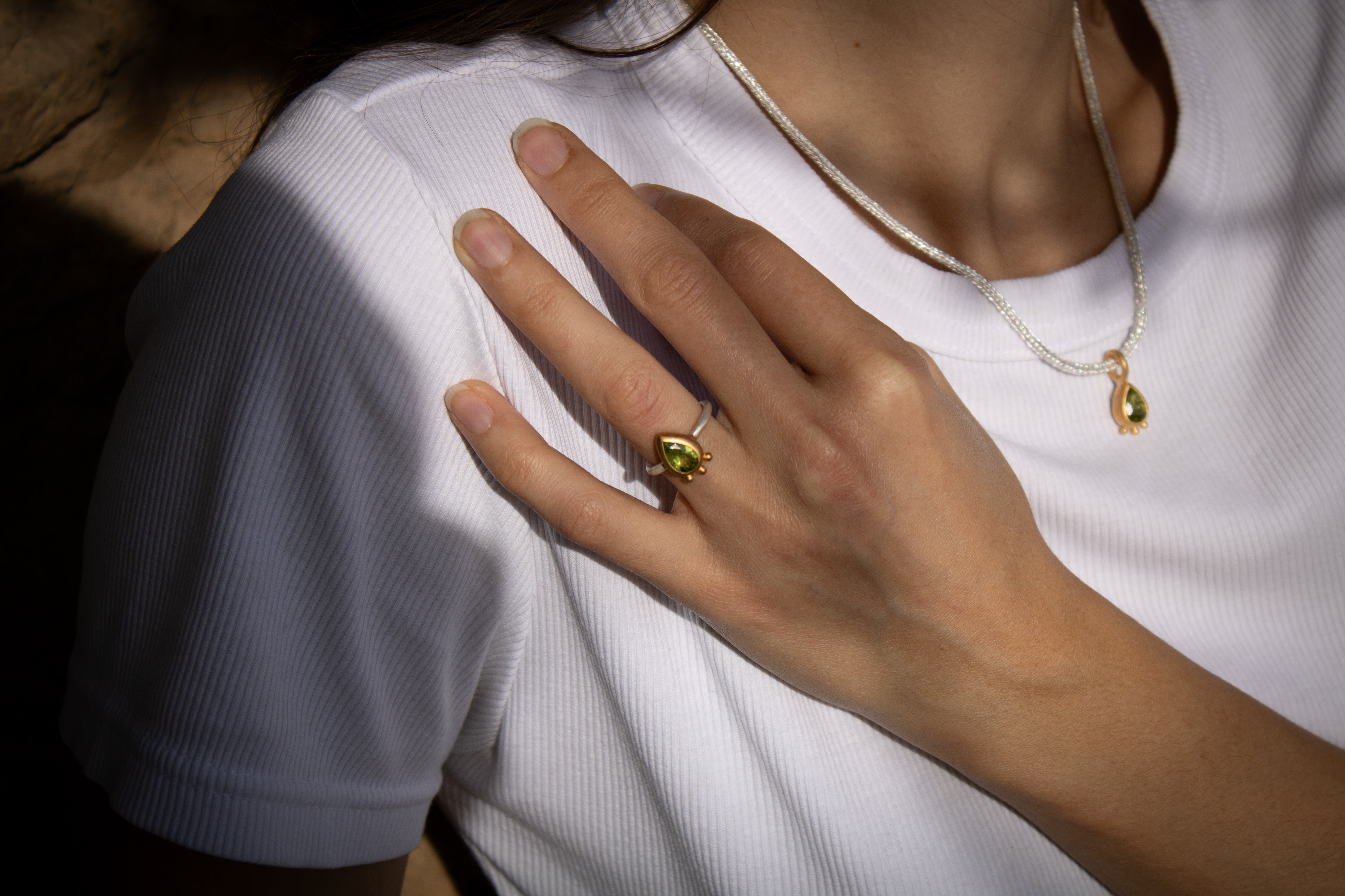 Peridot Ring Tropfenschliff facettiert Sterling Silber & Gold Vermeil MonikaHerré