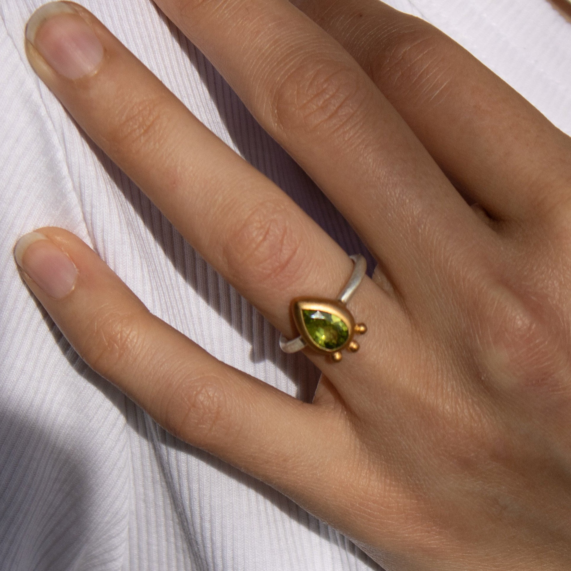 Peridot Ring Tropfenschliff facettiert Sterling Silber & Gold Vermeil MonikaHerré