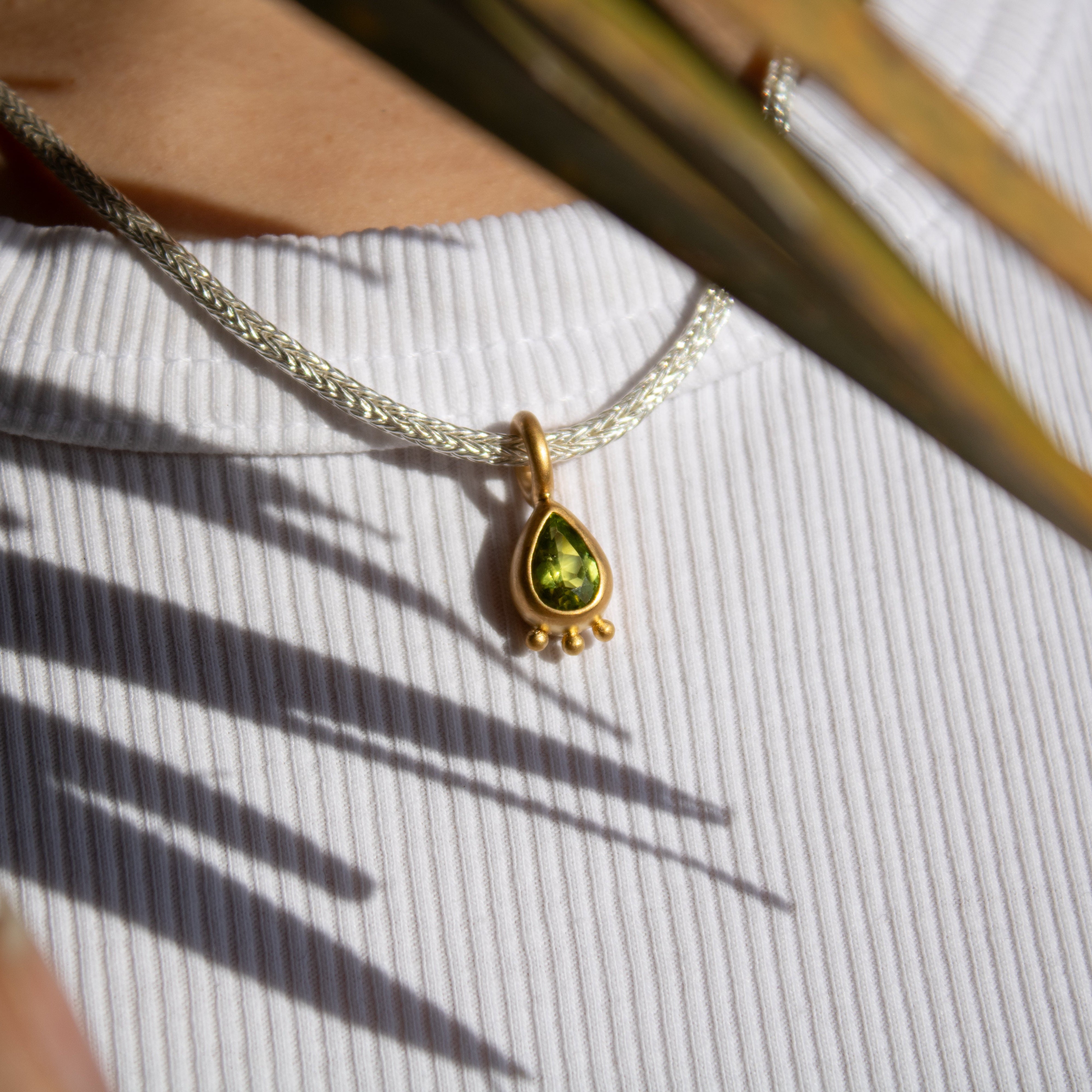 Peridot Anhänger Tropfenschliff facettiert Sterling Silber & Gold Vermeil MonikaHerré