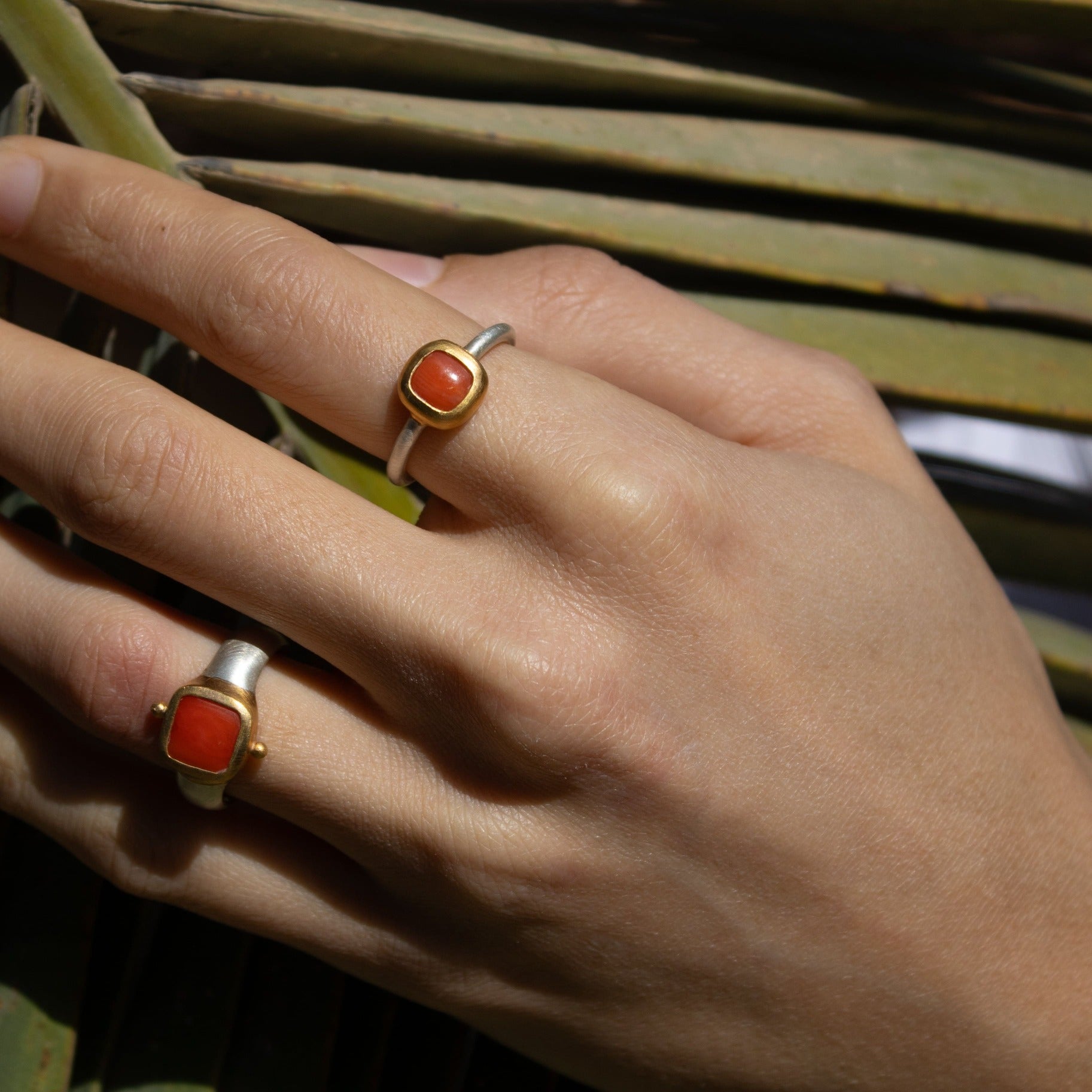 Koralle Ring 4x4mm Chushion Caboshon Sterling Silber & Gold Vermeil MonikaHerré