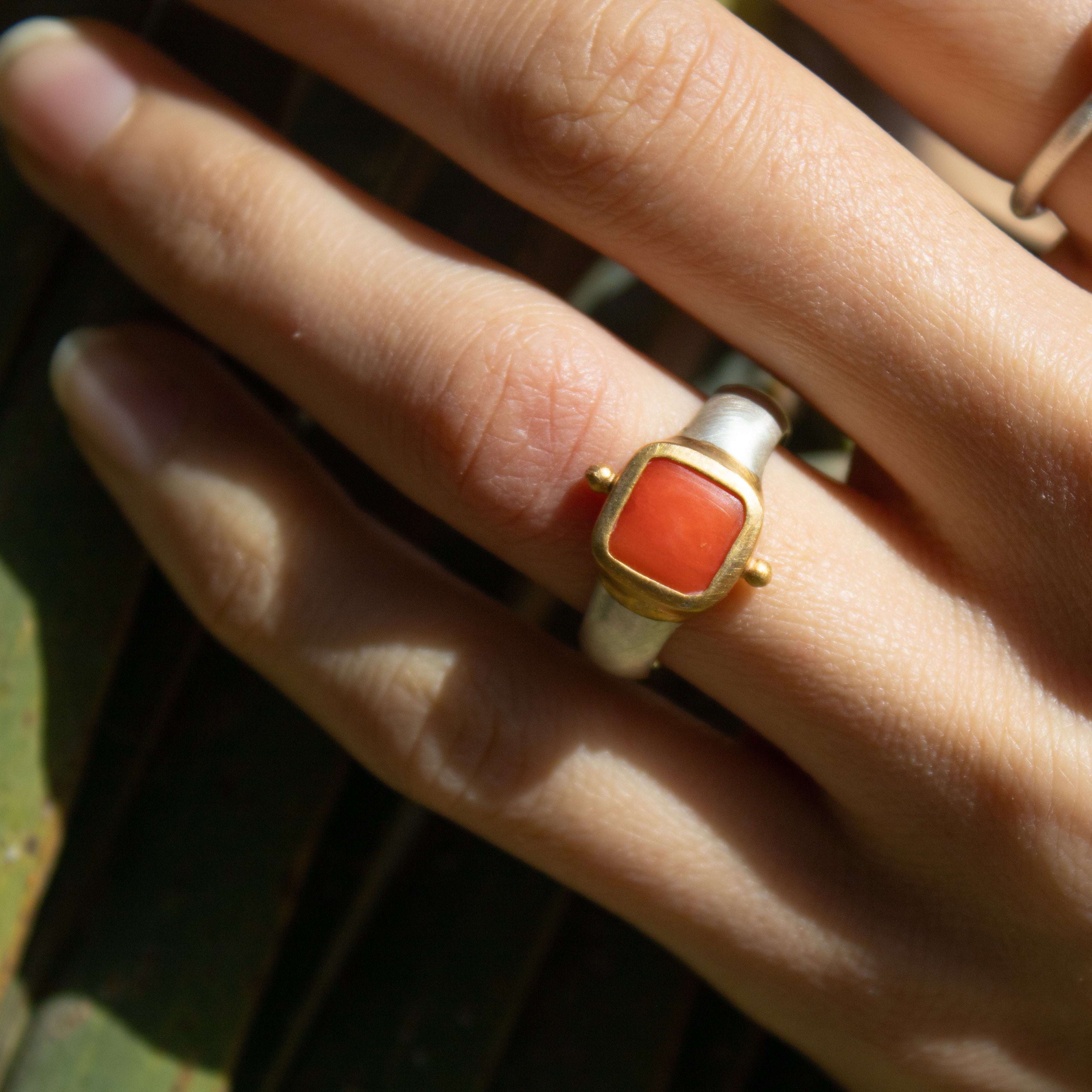 Korallen Ring 8x8mm Chushion Caboshon Sterling Silber & Gold Vermeil MonikaHerré