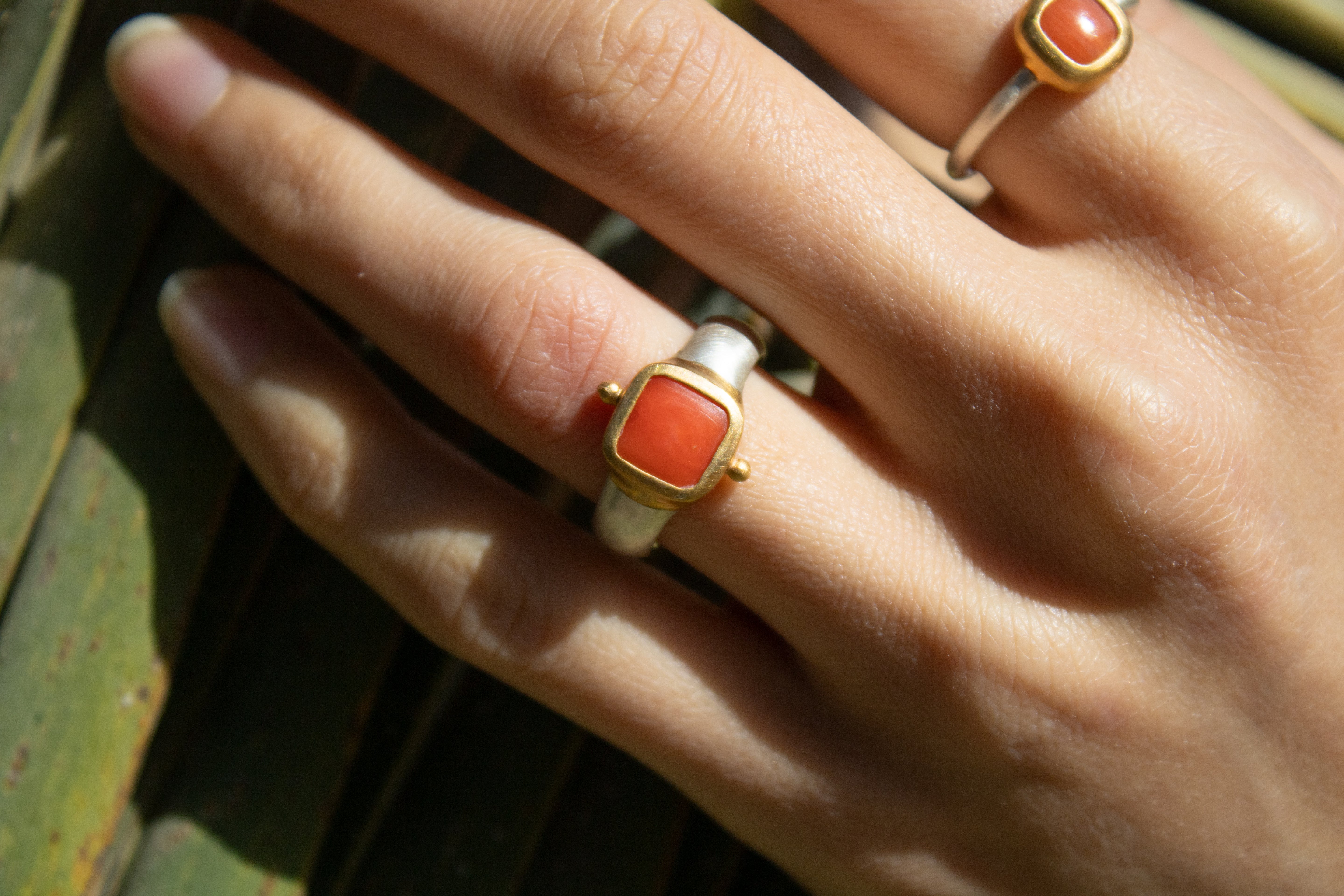Korallen Ring 8x8mm Chushion Caboshon Sterling Silber & Gold Vermeil MonikaHerré