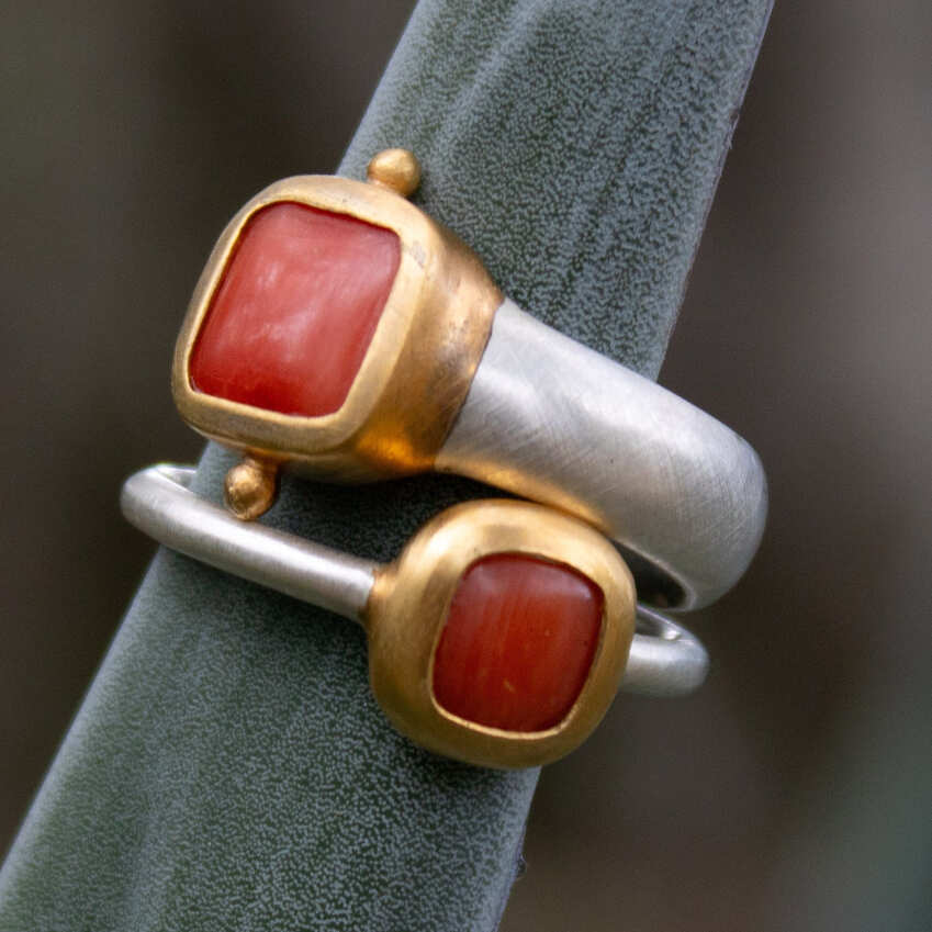 Koralle Ring 4x4mm Chushion Caboshon Sterling Silber & Gold Vermeil MonikaHerré
