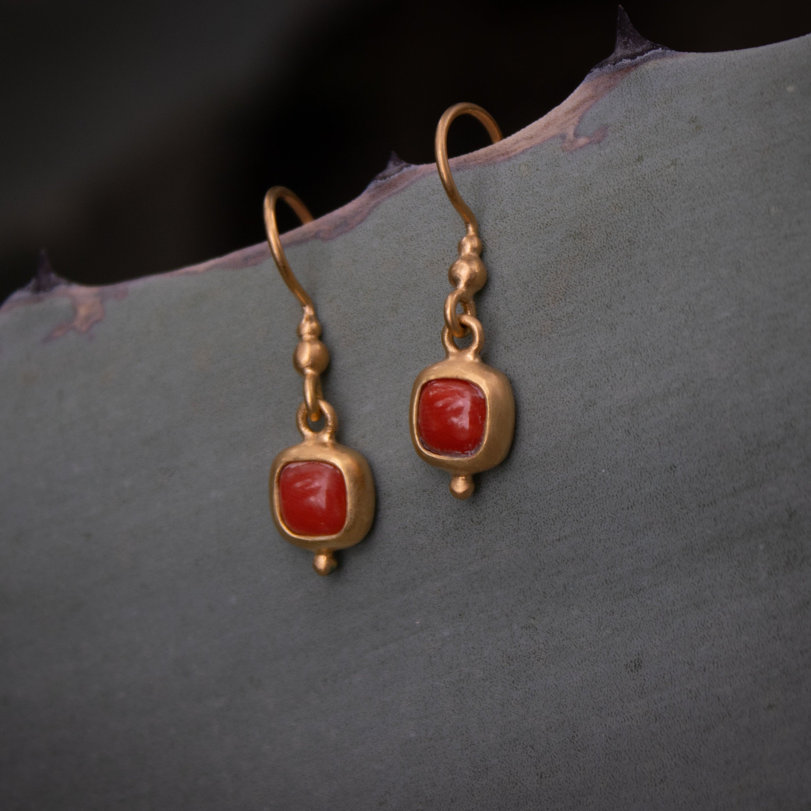 Koralle Ohrhänger 6x6mm Chushion Caboshon in Gold Vermeil MonikaHerré