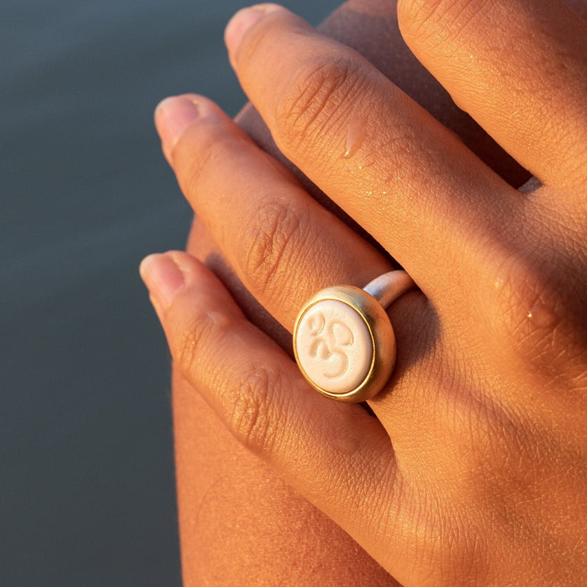 Ohm Ring Porzellan 15x15mm Sterling Silber & Gold Vermeil handgefertigt Monika Herré