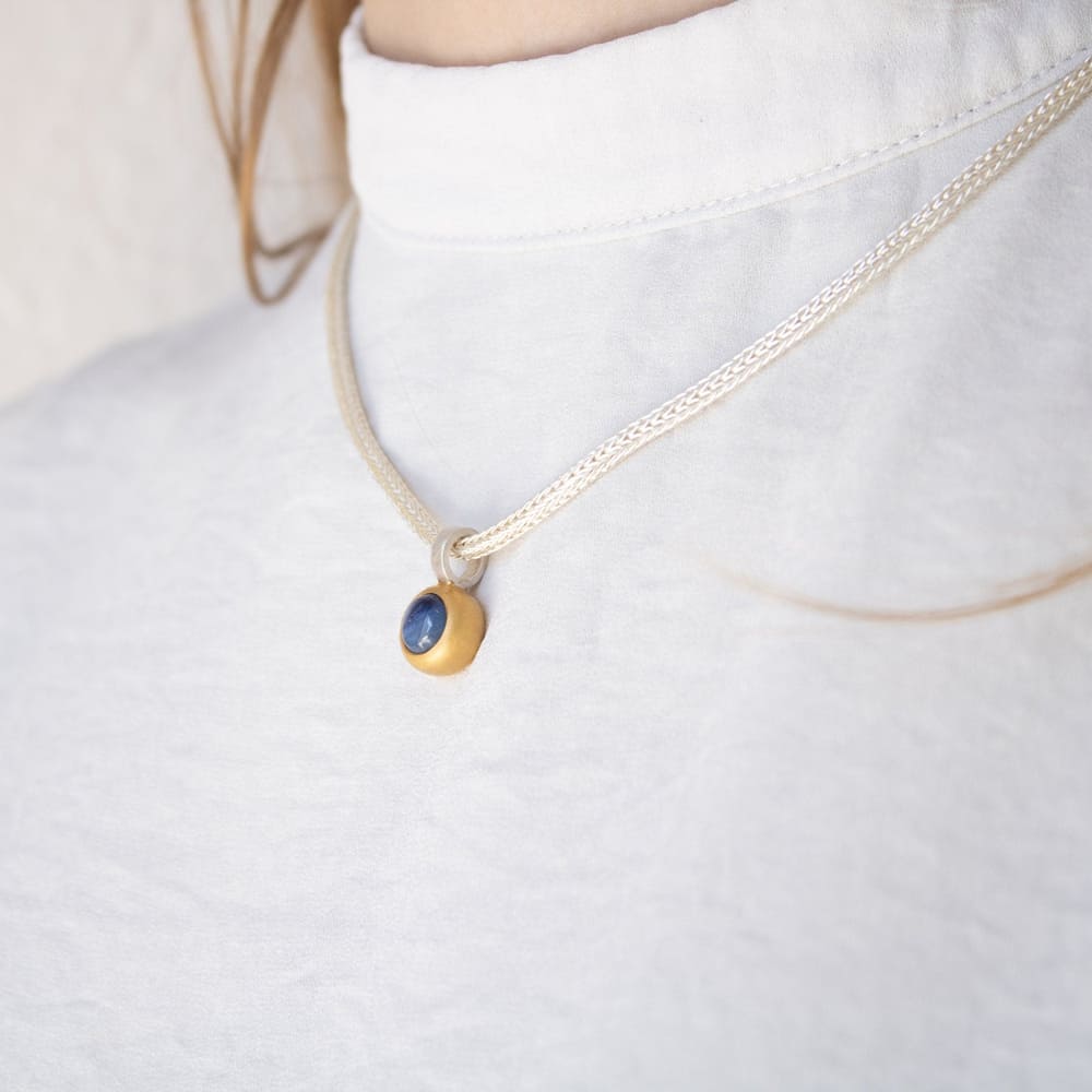 Kyanit Anhänger 10x10mm rund Caboshon Sterling Silber & Gold Vermeil MonikaHerré