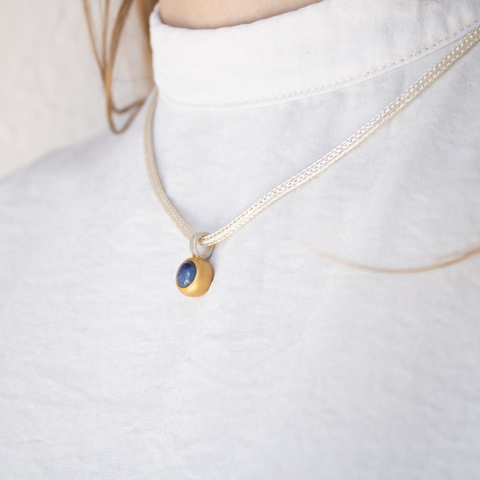 Kyanit Anhänger 10x10mm rund Caboshon Sterling Silber & Gold Vermeil MonikaHerré