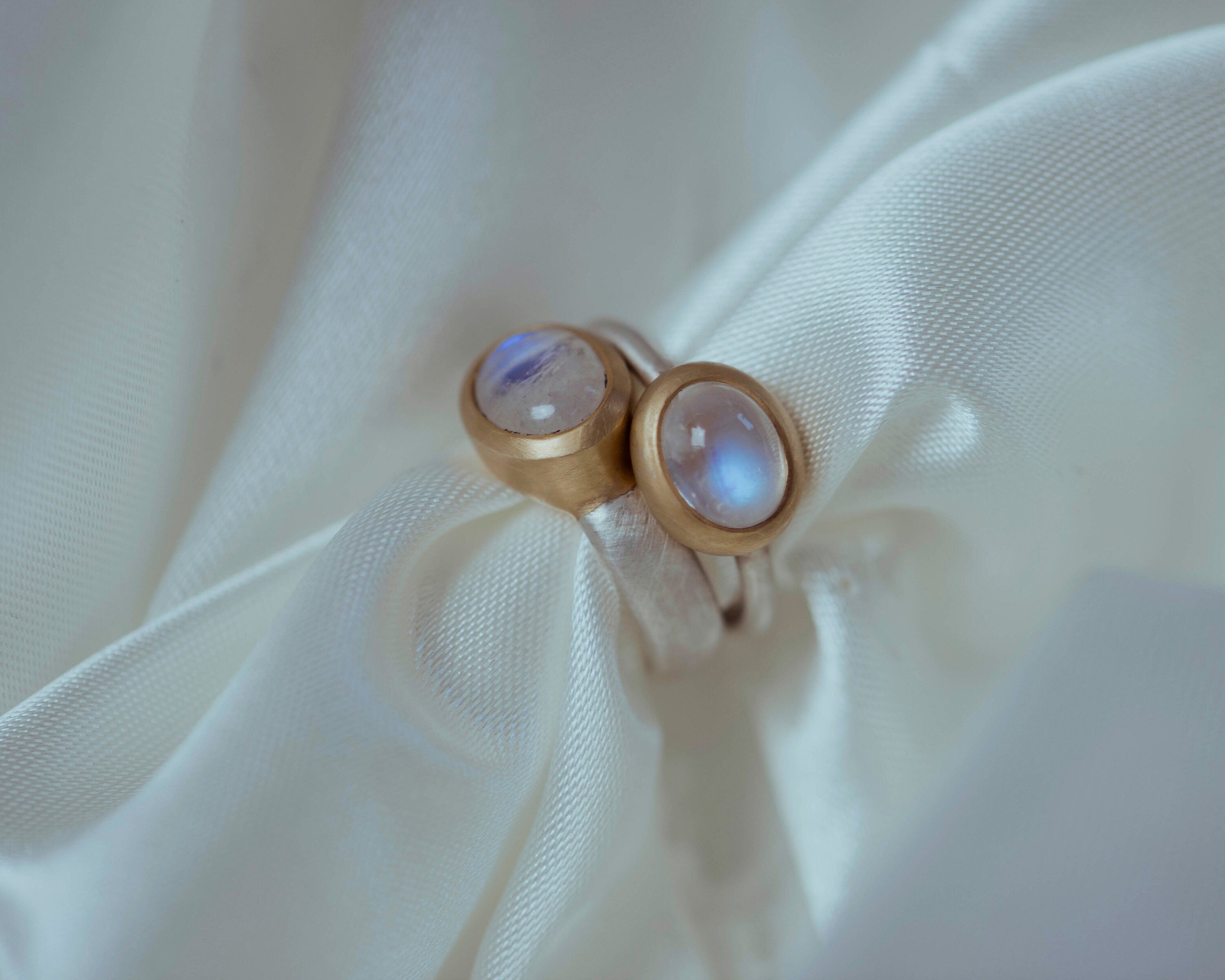 small Moonstone Solitaire -ring, handmade high quality artisanal -rings, mixed metals -jewelry, Geschenk für sie, Silver, ...jewelry