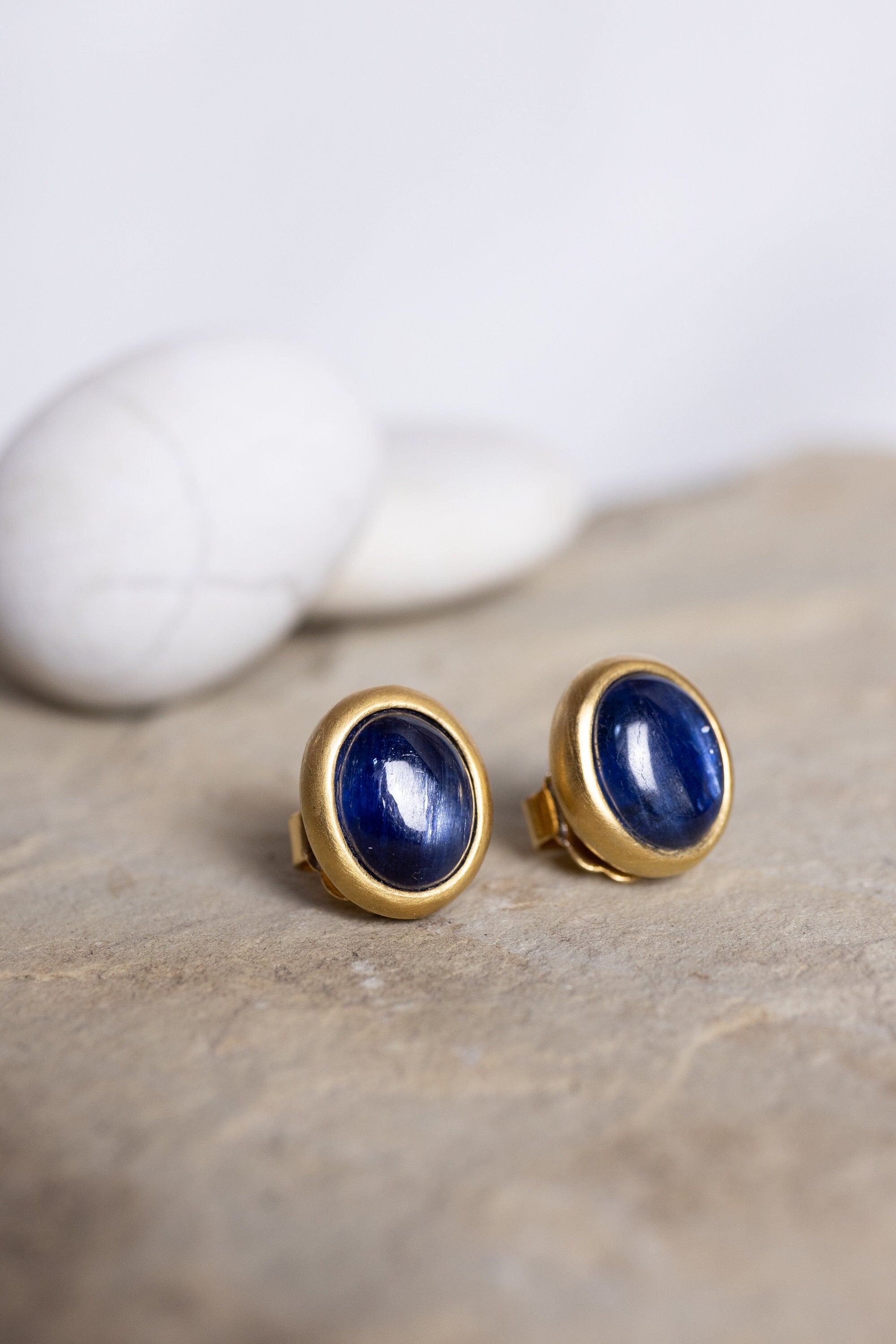Kyanit Ring 10x10mm rund Caboshon in Gold Vermeil MonikaHerré